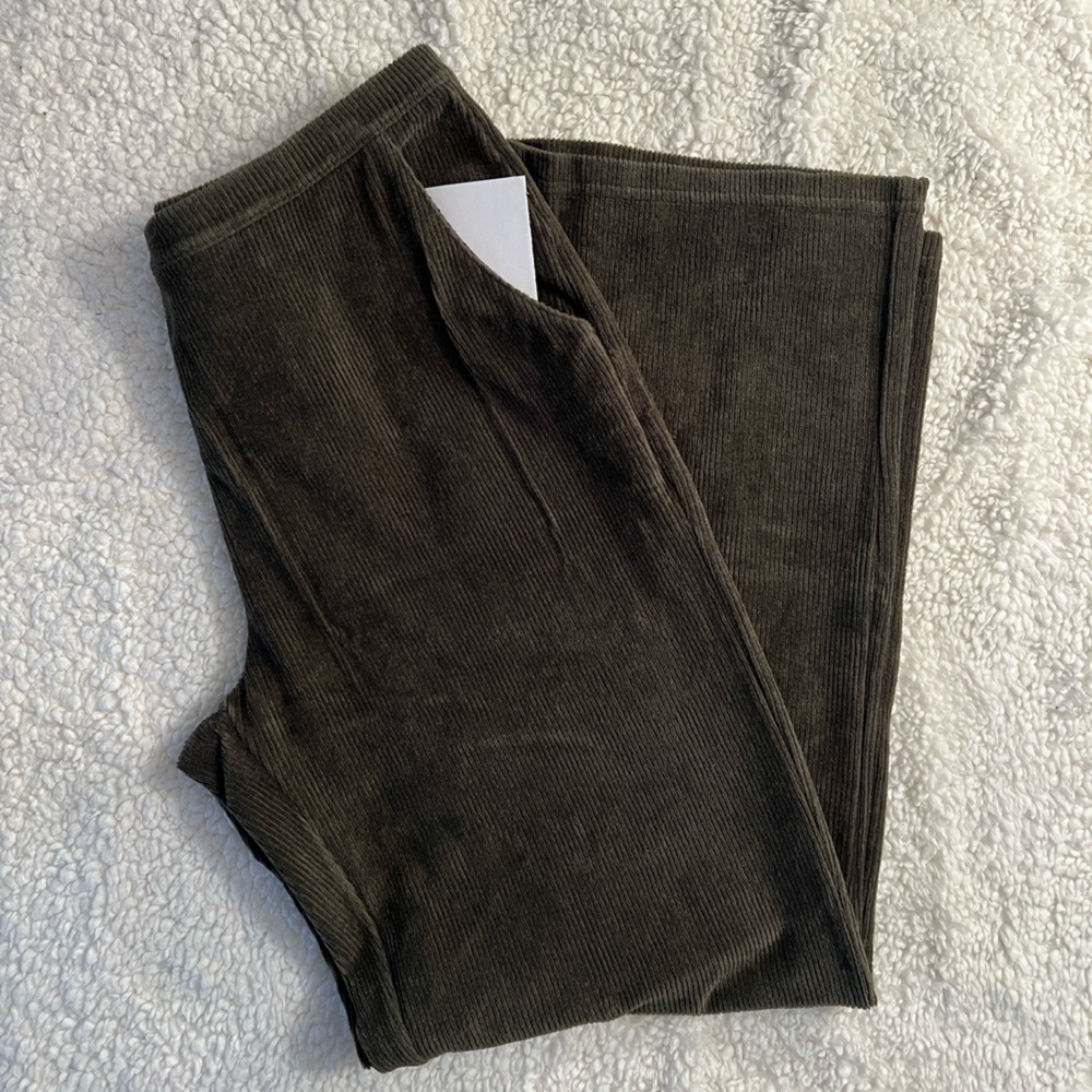 L.L. Bean Women's Dark Green Straight Leg Corduroy Pants Size: Petite Medium - Picture 4 of 9